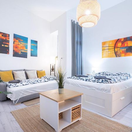 Studio In The Heart Of Party District Ka28 Будапеща Екстериор снимка